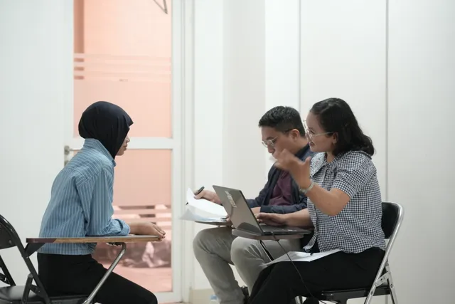 An interview and mentoring session for university scholarship candidates